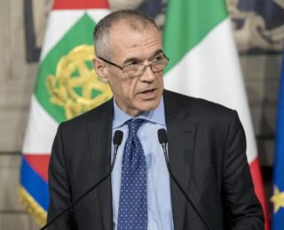 Cottarelli durante una conferenza