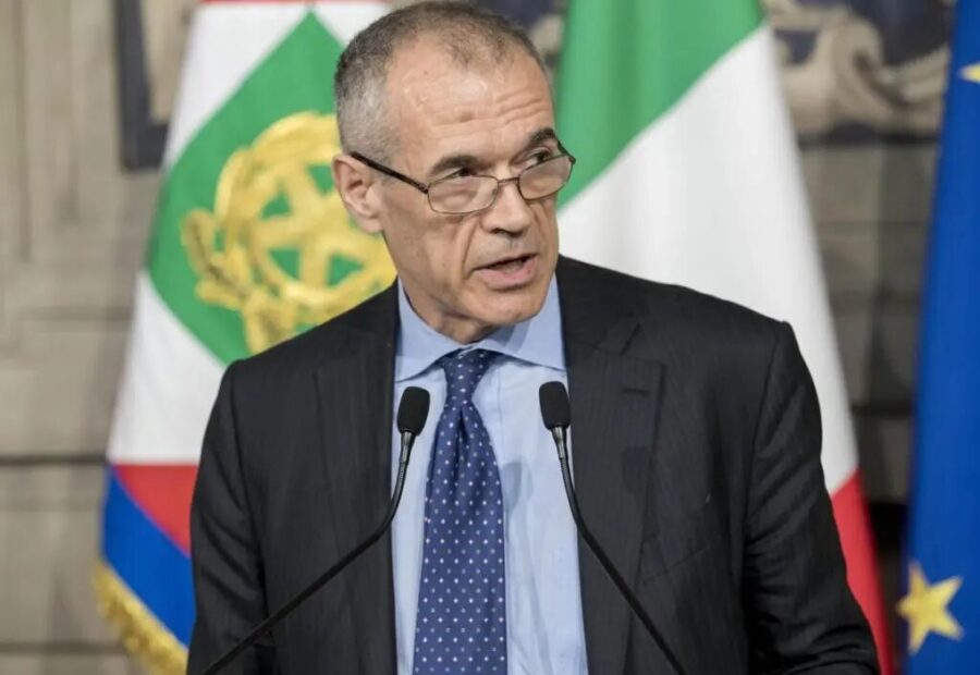 Cottarelli durante una conferenza