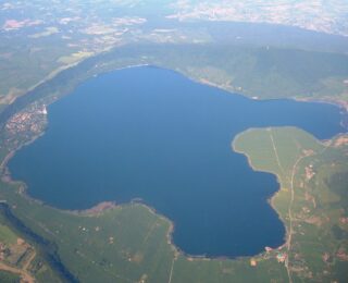 Vista aerea del lago di Vico