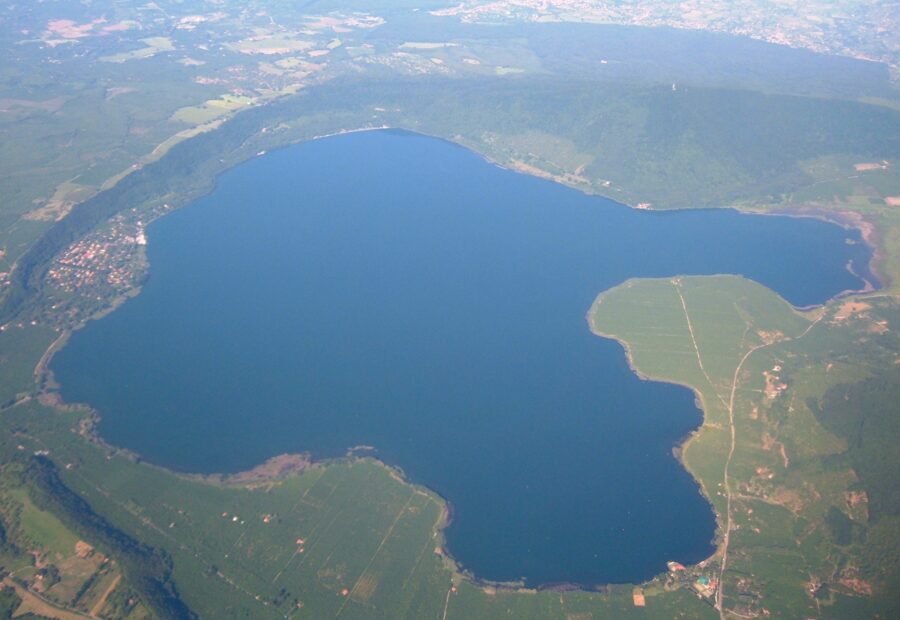 Vista aerea del lago di Vico