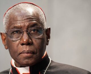 Cardinale Robert Sarah durante la conferenza