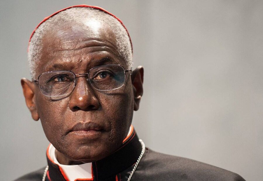 Cardinale Robert Sarah durante la conferenza