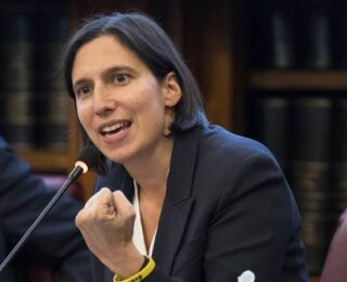 Elly Schlein durante una conferenza stampa