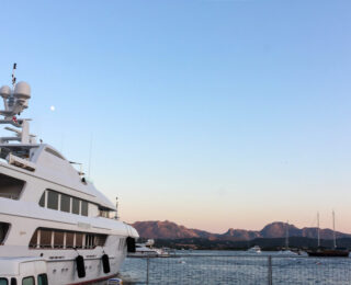 Superyacht in metallo