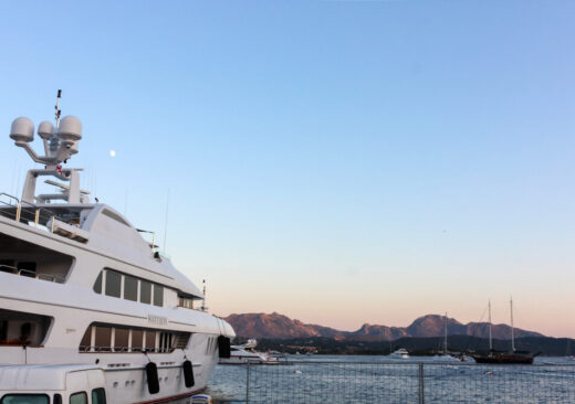 Superyacht in metallo