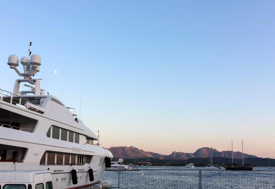 Superyacht in metallo