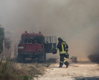 Incendio all'isola ecologica di Novate Milanese