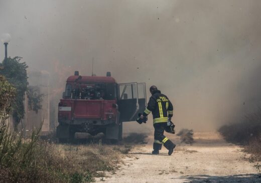 Incendio all'isola ecologica di Novate Milanese