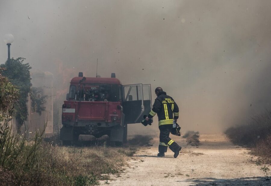Incendio all'isola ecologica di Novate Milanese