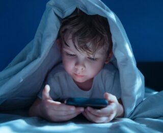 Esposizione agli schermi per bambini e adolescenti