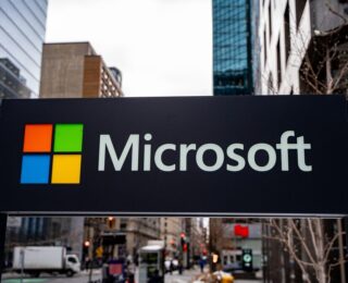 Logo Microsoft con rappresentazione di intelligenza artificiale