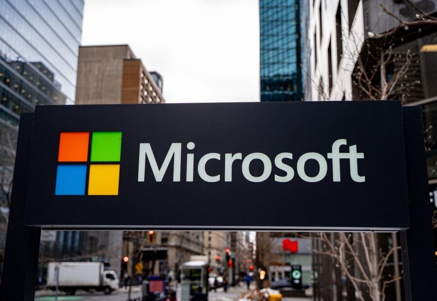 Logo Microsoft con rappresentazione di intelligenza artificiale
