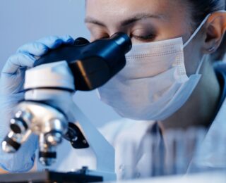 Ricercatori dell'Ifom di Milano in laboratorio