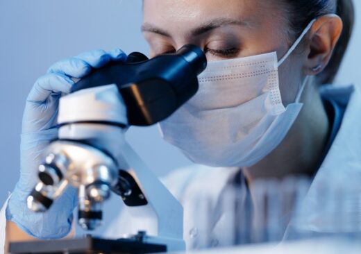Ricercatori dell'Ifom di Milano in laboratorio
