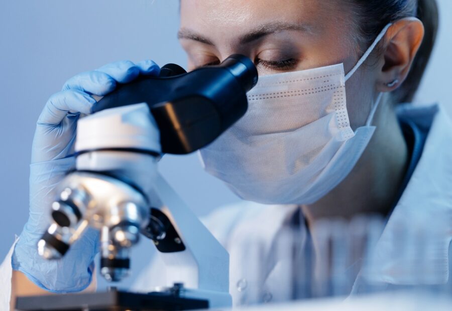 Ricercatori dell'Ifom di Milano in laboratorio