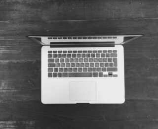 Immagine del nuovo MacBook OLED di Apple