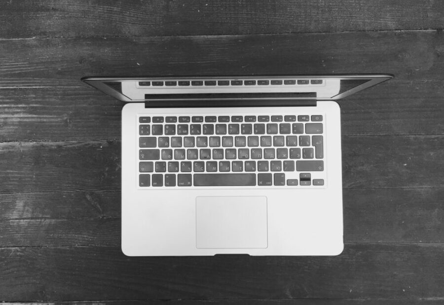 Immagine del nuovo MacBook OLED di Apple