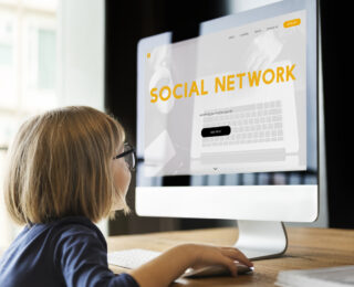 Rappresentazione grafica delle restrizioni sui social media per minori