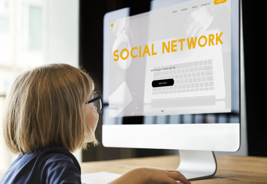 Rappresentazione grafica delle restrizioni sui social media per minori