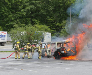Uomo si dà fuoco in auto a Cinisello Balsamo