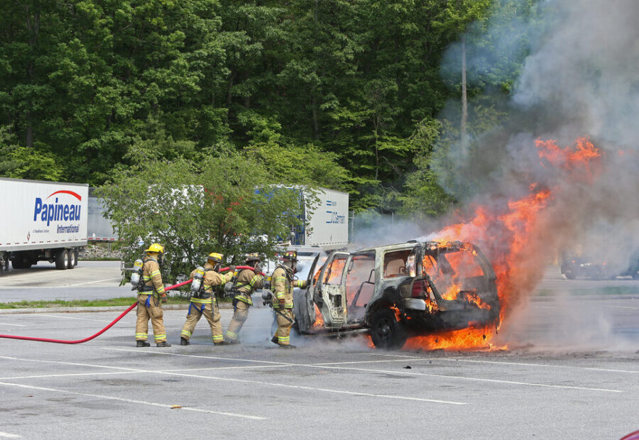 Uomo si dà fuoco in auto a Cinisello Balsamo