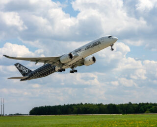 Airbus A350F in volo