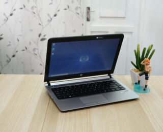HP OmniDesk con finitura in legno scuro
