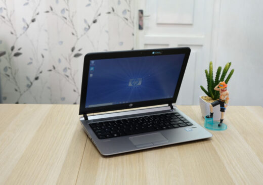 HP OmniDesk con finitura in legno scuro