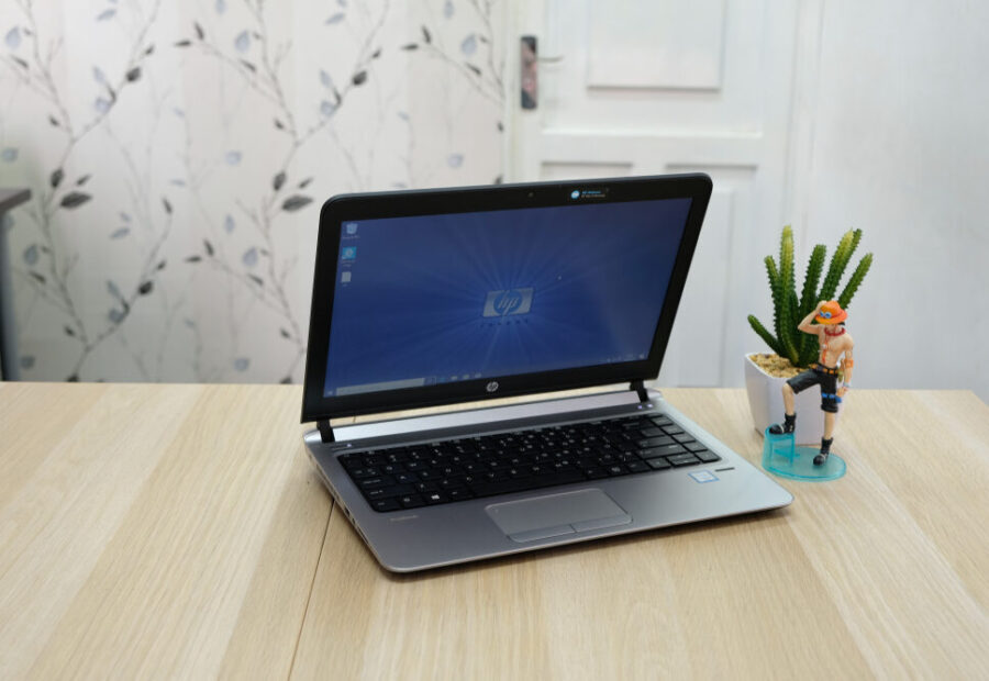 HP OmniDesk con finitura in legno scuro
