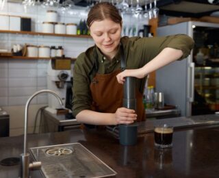 AeroPress Premium Walnut Brewer e Macinacaffè Manuale