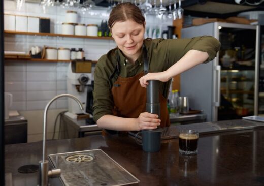 AeroPress Premium Walnut Brewer e Macinacaffè Manuale