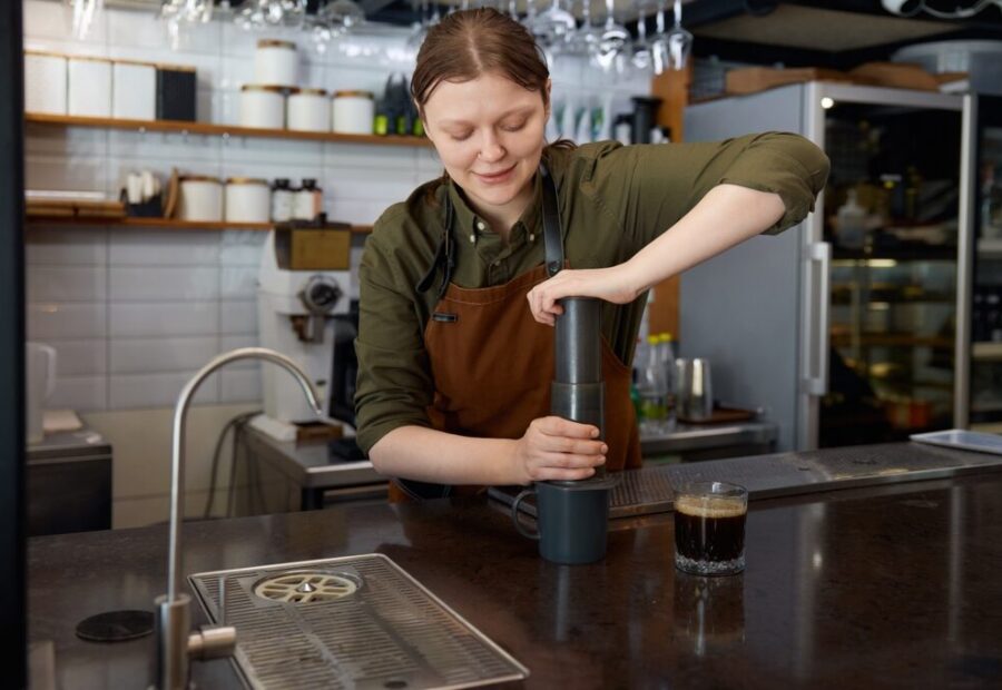 AeroPress Premium Walnut Brewer e Macinacaffè Manuale