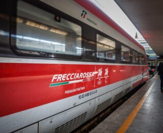 Treno regionale Trenitalia in movimento