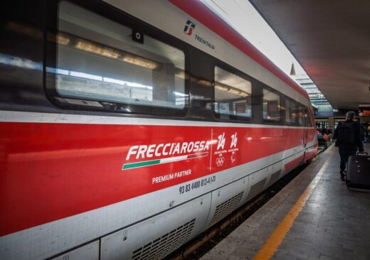 Treno regionale Trenitalia in movimento