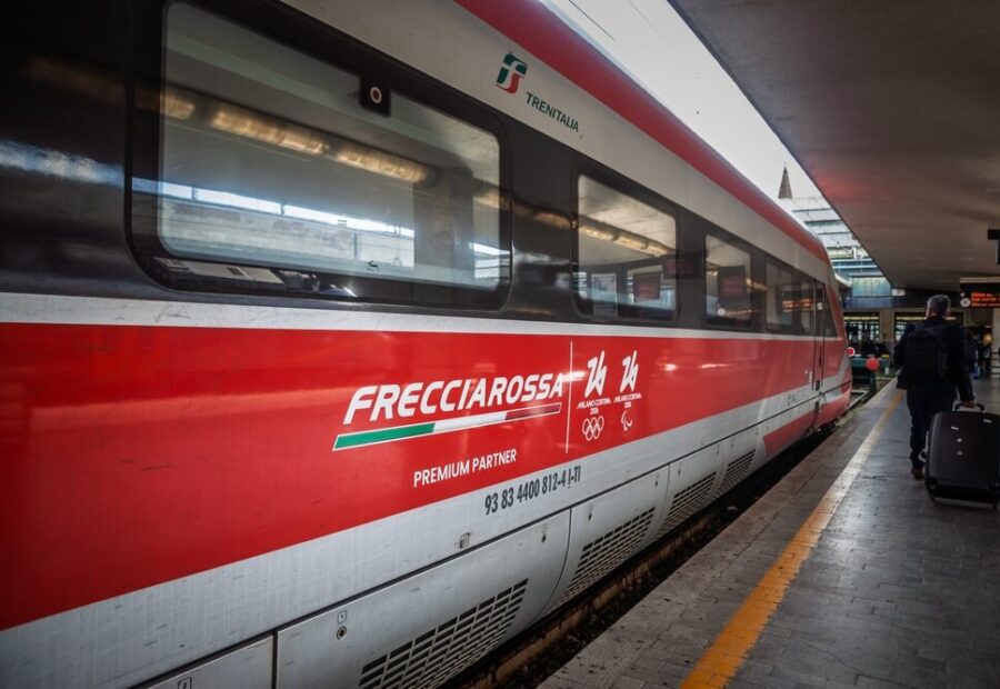 Treno regionale Trenitalia in movimento