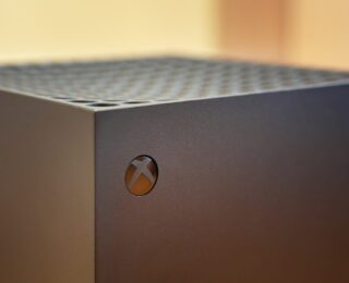 Logo di Microsoft con elementi di videogiochi