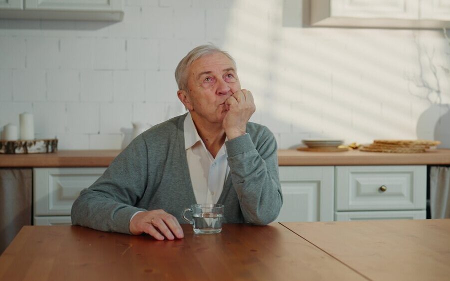 Nonni che utilizzano l'intelligenza artificiale per creare ricordi