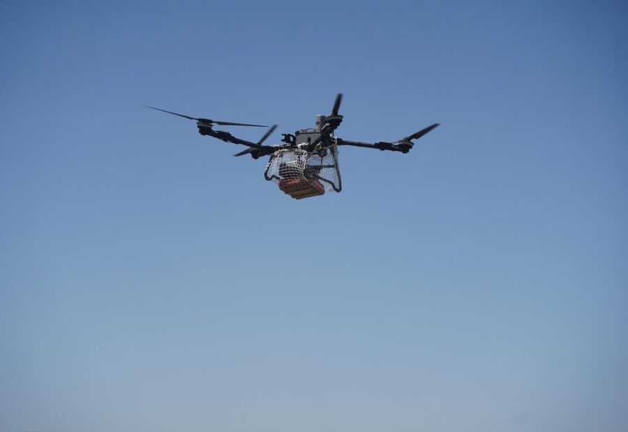 Drone cargo in volo sopra le Alpi