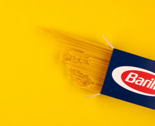 Barilla e Legambiente durante la pulizia del torrente Parma