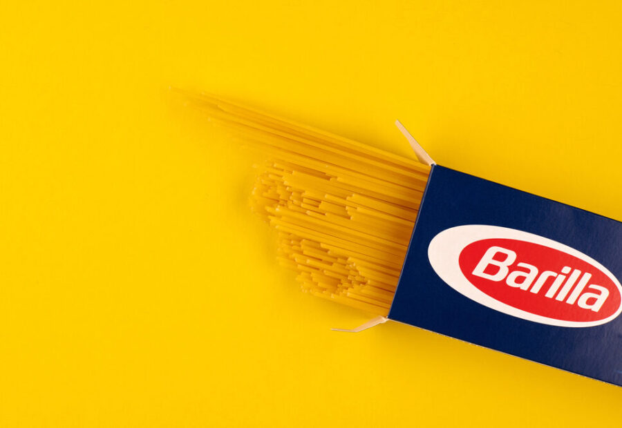 Barilla e Legambiente durante la pulizia del torrente Parma