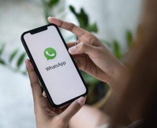 Screenshot della nuova interfaccia di WhatsApp su iOS