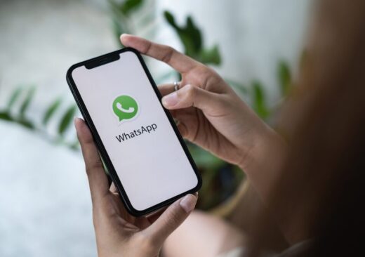 Screenshot della nuova interfaccia di WhatsApp su iOS