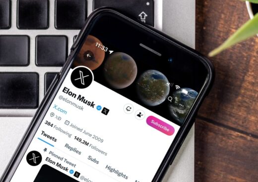 Immagine che rappresenta la nuova interfaccia di X con la mano che indica il pulsante di promozione