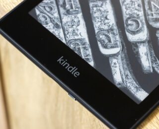Kindle Paperwhite trasformato in assistente da scrivania