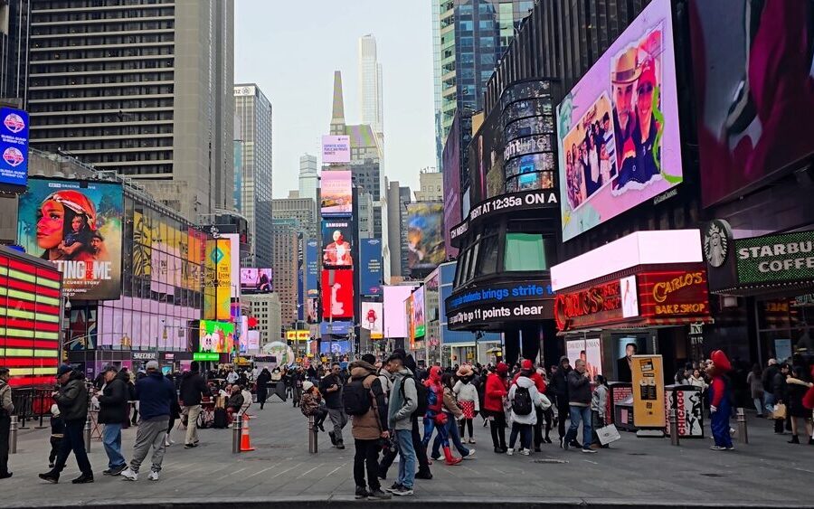 Il sindaco di New York Zohran Mamdani durante l'assemblea sull'IA