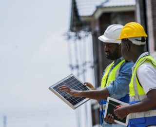 Giovani e senior al lavoro insieme
